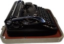 Черная пишущая машинка в легком чемодане