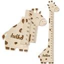 Деревянная линейка с надписью ИМЯ на стене для измерения роста жирафа.