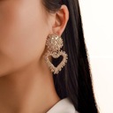 СЕРЬГИ С ГЕОМЕТРИЧЕСКИМ ЗОЛОТЫМ МЕТАЛЛИЧЕСКИМ СЕРДЦЕМ