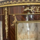 Starožitná vitrína v štýle Vintage s ornamentami Farba nábytku odtiene hnedej