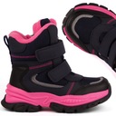 Снежные ботинки девушки изолировали зимню