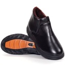 Мужские зимние туфли, черные снежные ботинки изолированы с ползунком