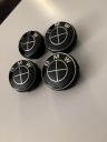 BMW JUDAMIEJI ОБЕРТАЛЬНЕ КОВПАЧКИ DO ДИСКІВ 68MM 3D КОМПЛЕКТ 4 ШТУКИ ПОВНИЙ ЧОРНИЙ  (1083533433) фото min 5