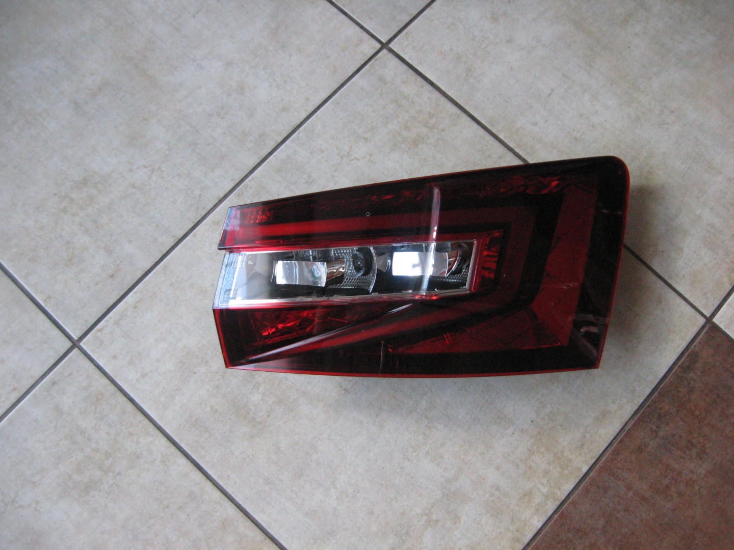 Skoda Superb 3U Rückleuchte 3V9945208 Rearlamp - Thumbnail 1