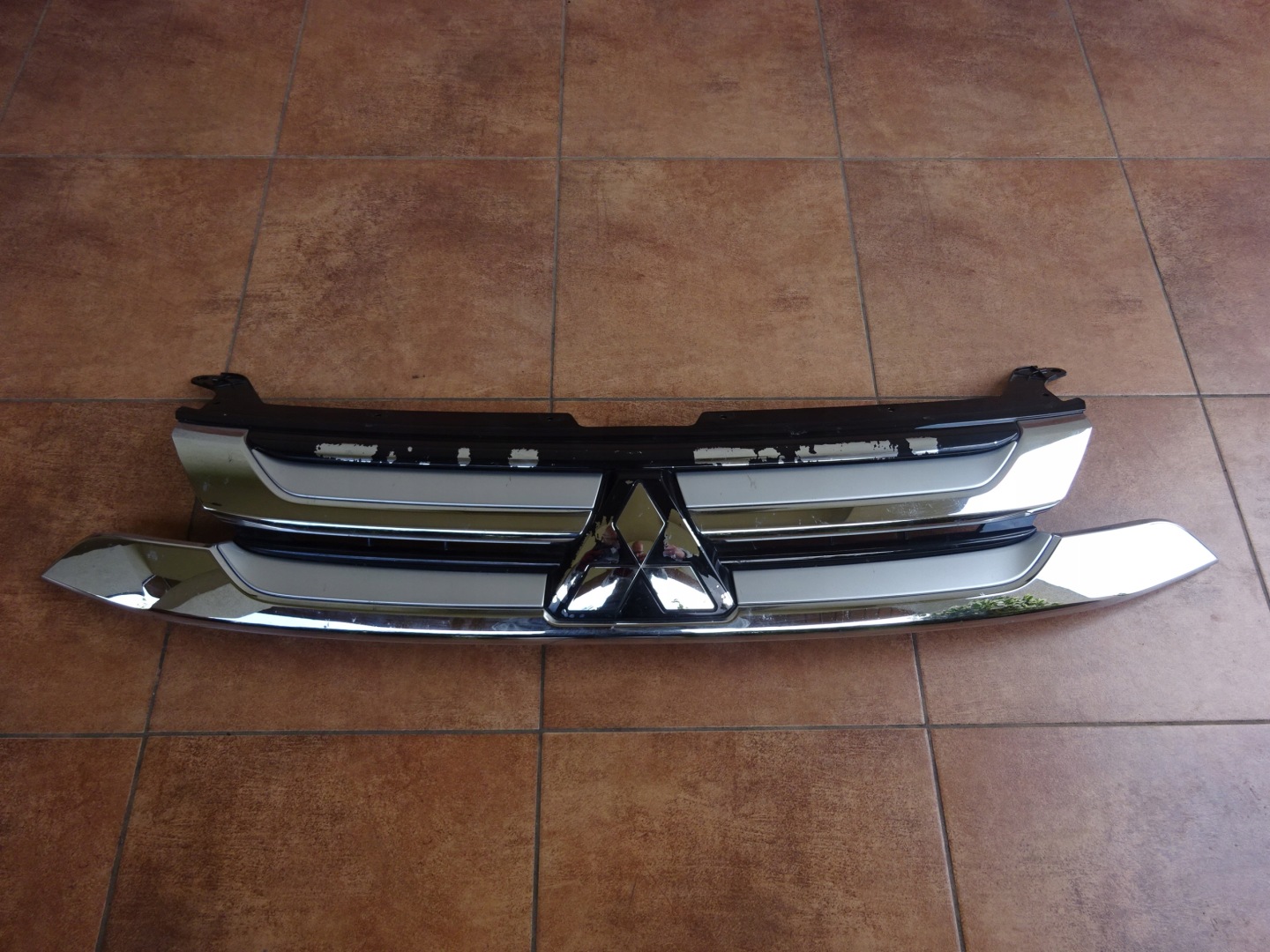 Mitsubishi Outlander CU0W Kühlergrill FRONTGRILL Kühlergitter 7450A992 - Thumbnail 1