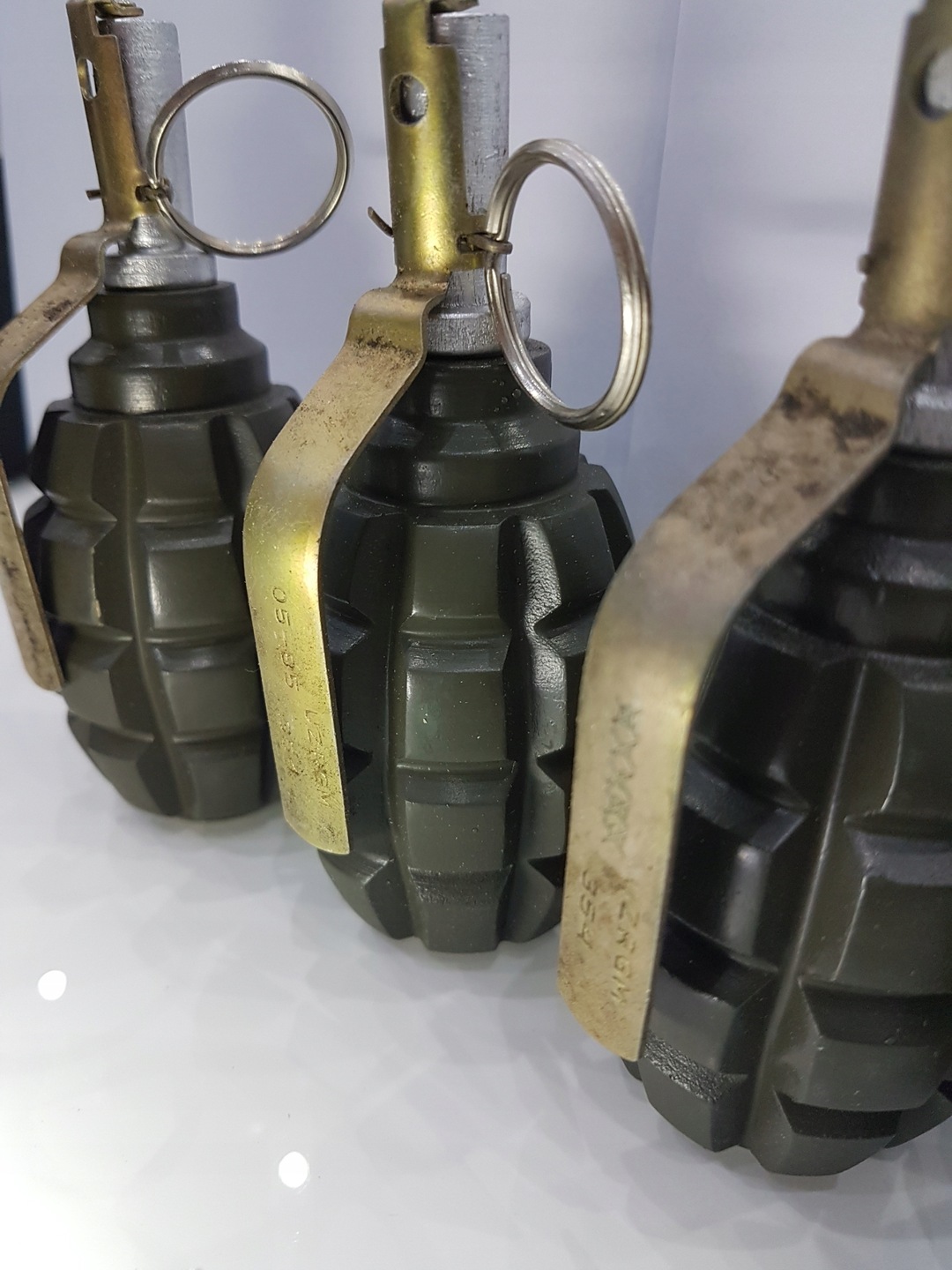 Осколочная граната ф1 лимонка. Осколочная граната ф1. Ф1 осколочно. Граната лимонка ф1. F1 граната.