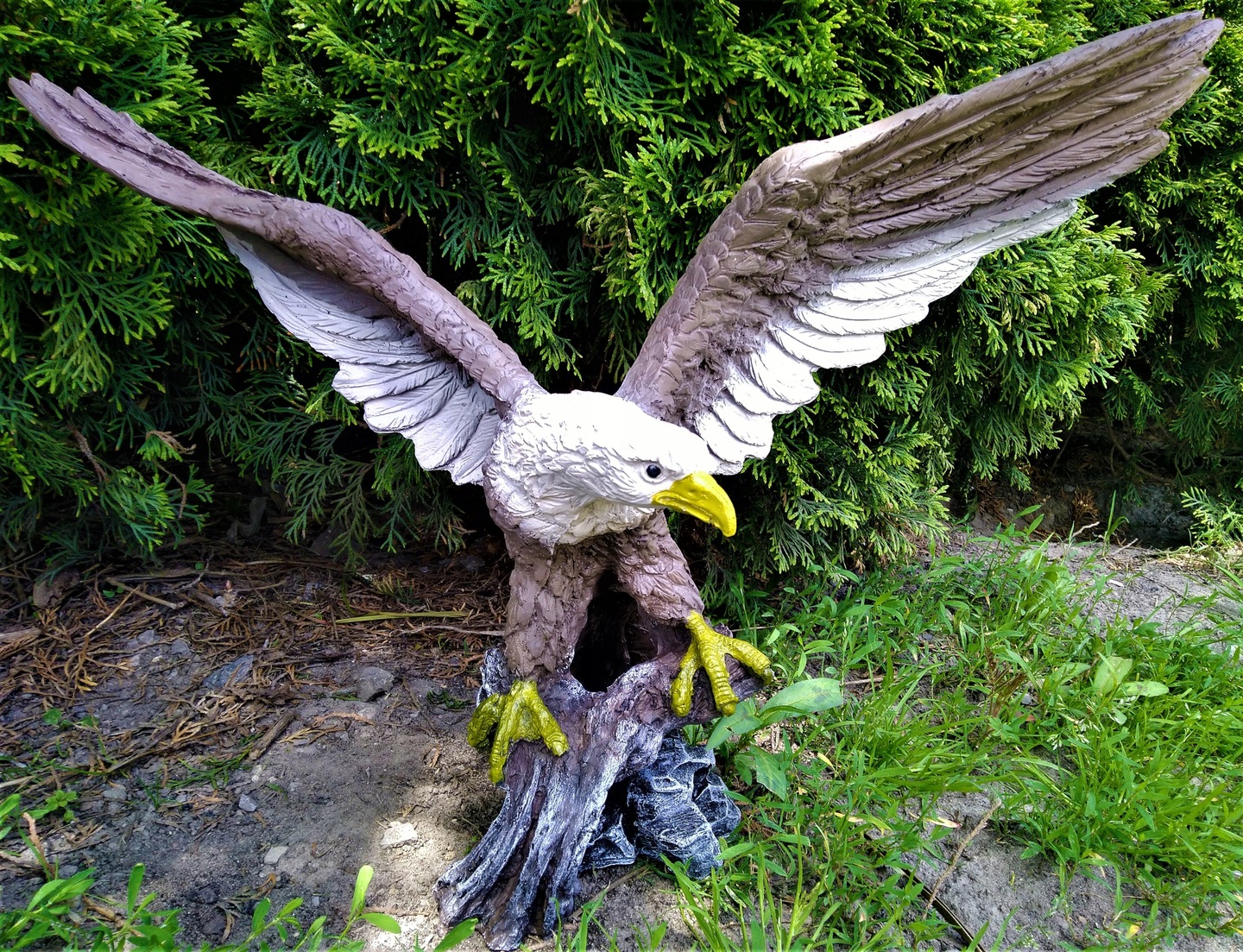 Сайт отзывов орел. Садовая скульптура. Фигурки для сада. Фигура орла для сада. Садовая скульптура Орел.
