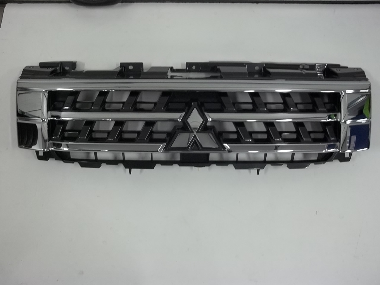 Mitsubishi Pajero V80 Kühlergrill FRONTGRILL Kühlergitter - Image 1