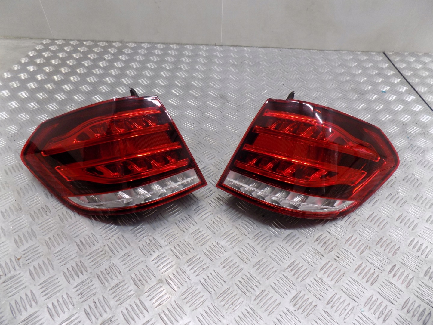 Mercedes-Benz E-Klasse W212 Rückleuchte A2129061803 Rearlamp - Thumbnail 1