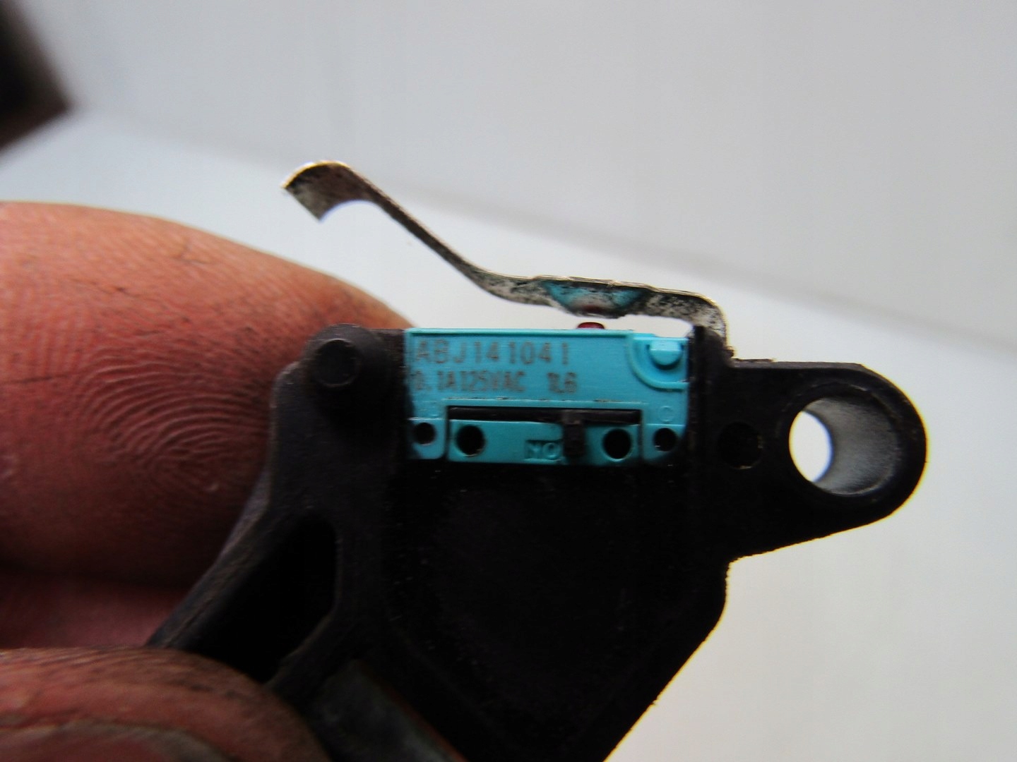 マサ！ MAZDA 3 BP IV 21R CZUJNIK ZAMKA MASKI KRAŃCÓWKA ABJ141041