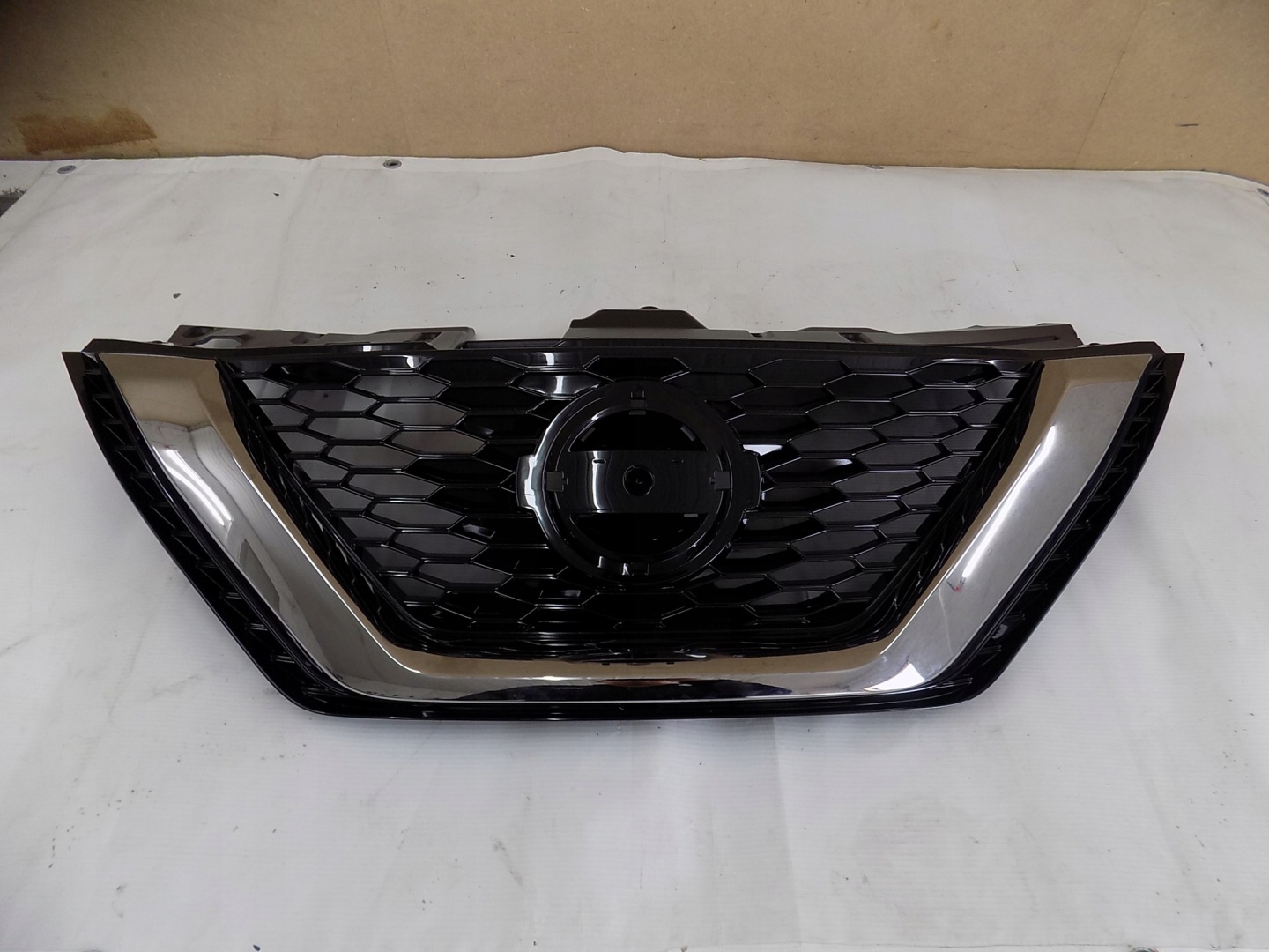 Nissan Qashqai J11 Kühlergrill FRONTGRILL Kühlergitter 62398HV80A - Thumbnail 1