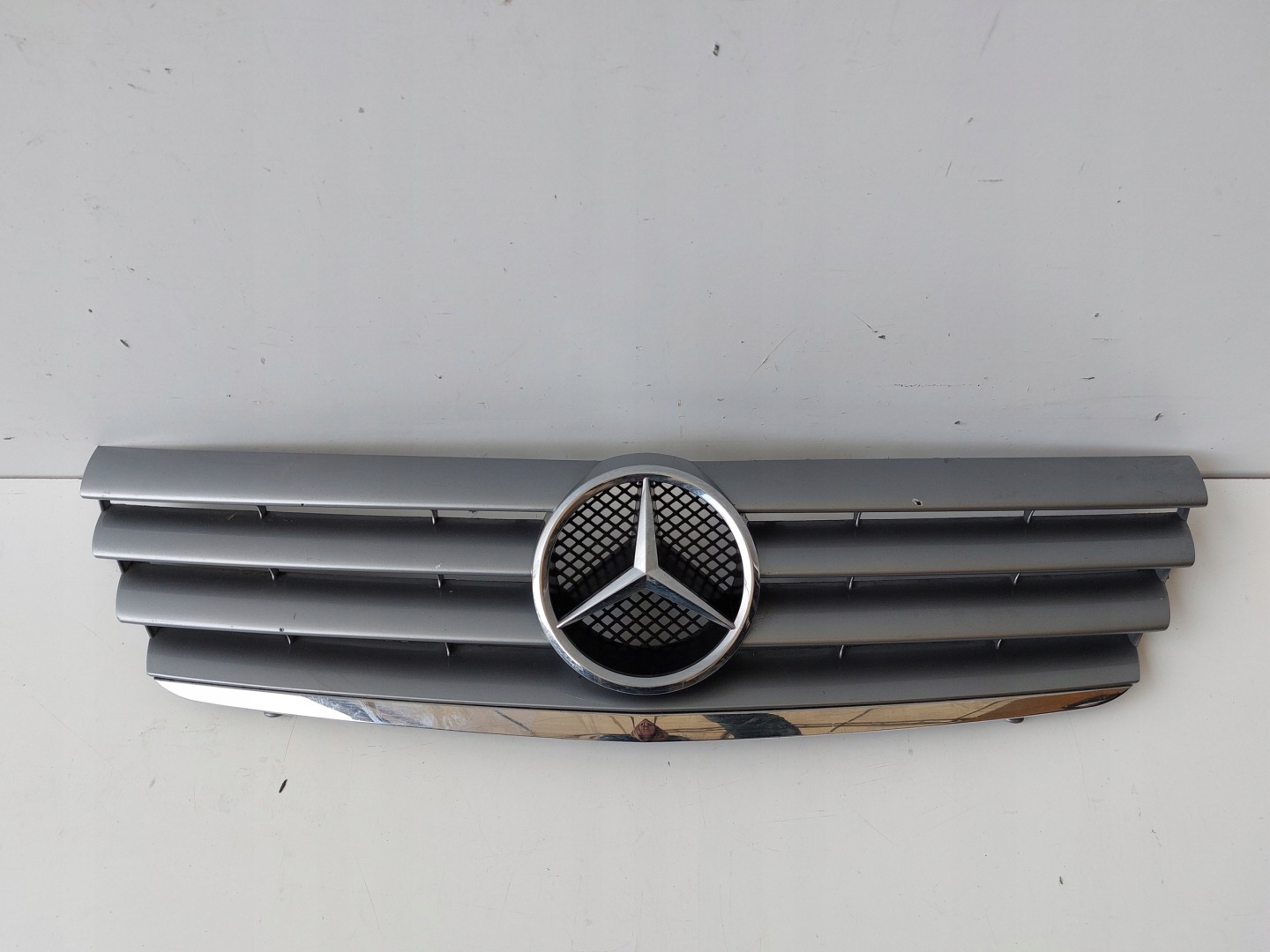 Mercedes-Benz C-Klasse W203 Kühlergrill FRONTGRILL Kühlergitter A2038800383 - Thumbnail 1