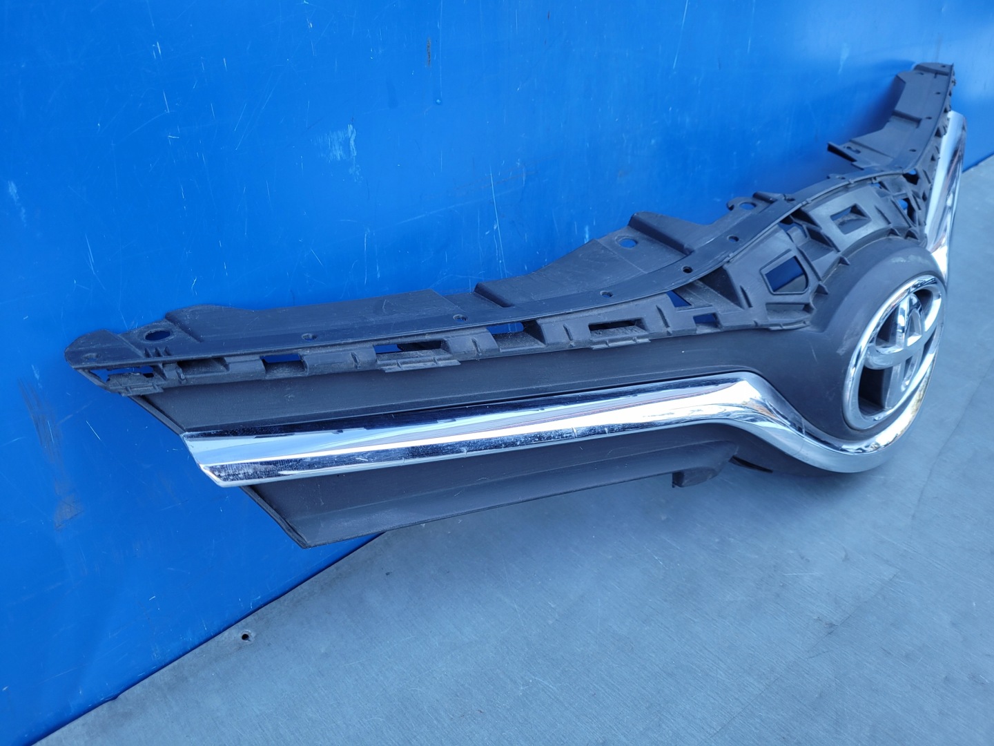 Toyota Yaris I P1 Kühlergrill FRONTGRILL Kühlergitter 531010D660 - Thumbnail 2