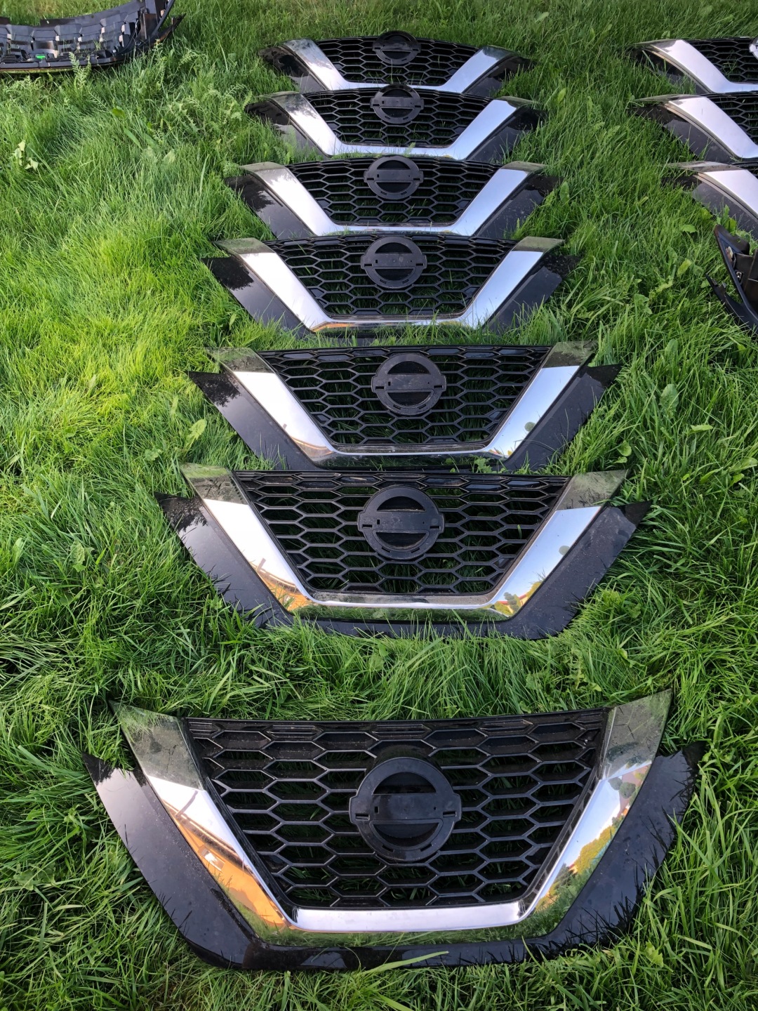 Nissan Juke F16 Kühlergrill FRONTGRILL Kühlergitter 623106PA0A - Thumbnail 1