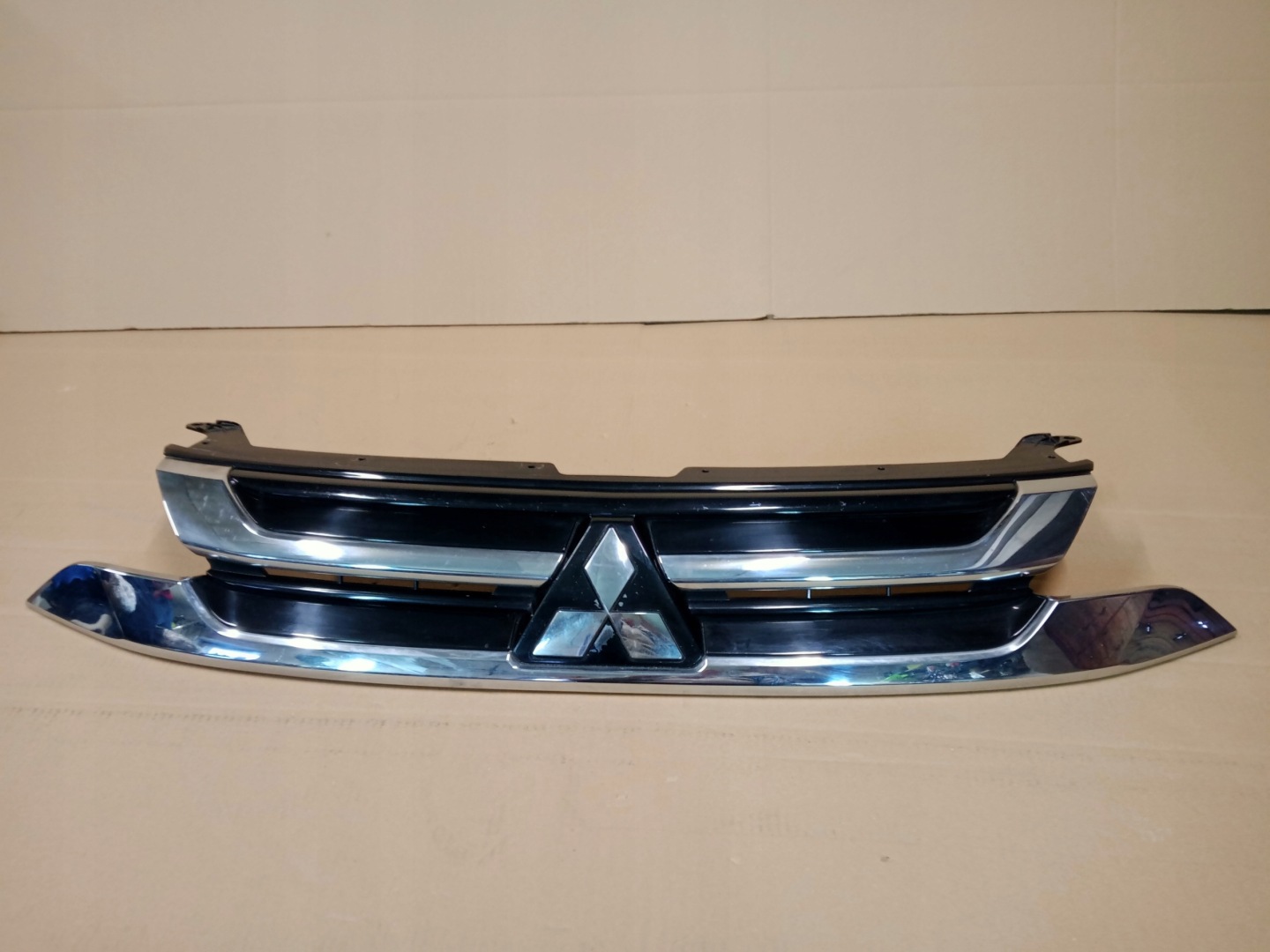 Mitsubishi Outlander CU0W Kühlergrill FRONTGRILL Kühlergitter 7450A992 - Thumbnail 1