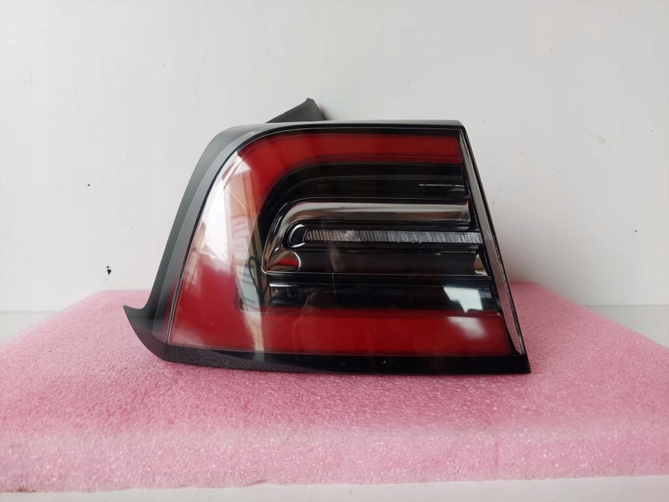 Tesla Model 3 003 Rückleuchte Rearlamp - Thumbnail 1