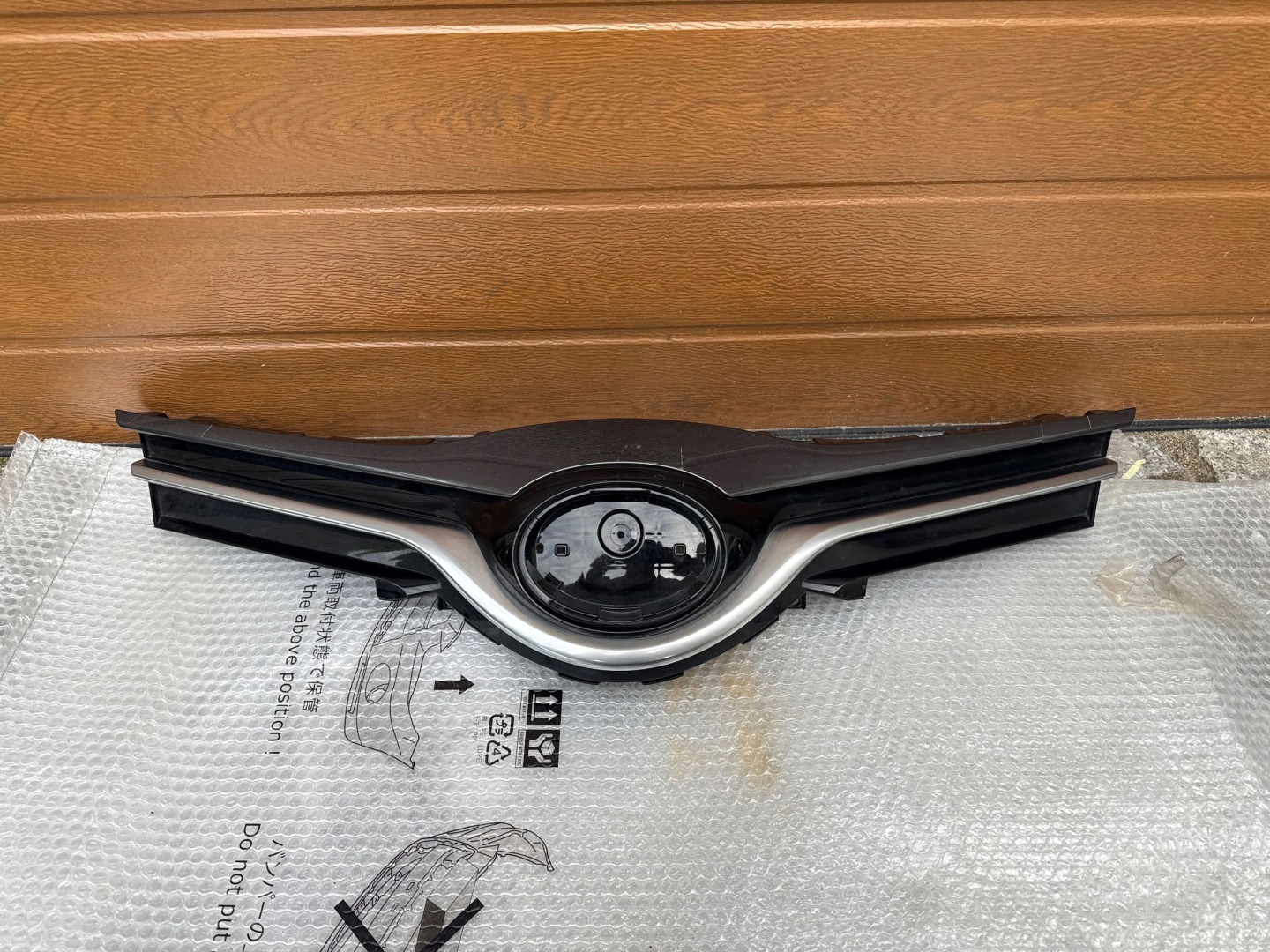 Toyota Yaris I P1 Kühlergrill FRONTGRILL Kühlergitter 531010D650 - Thumbnail 1