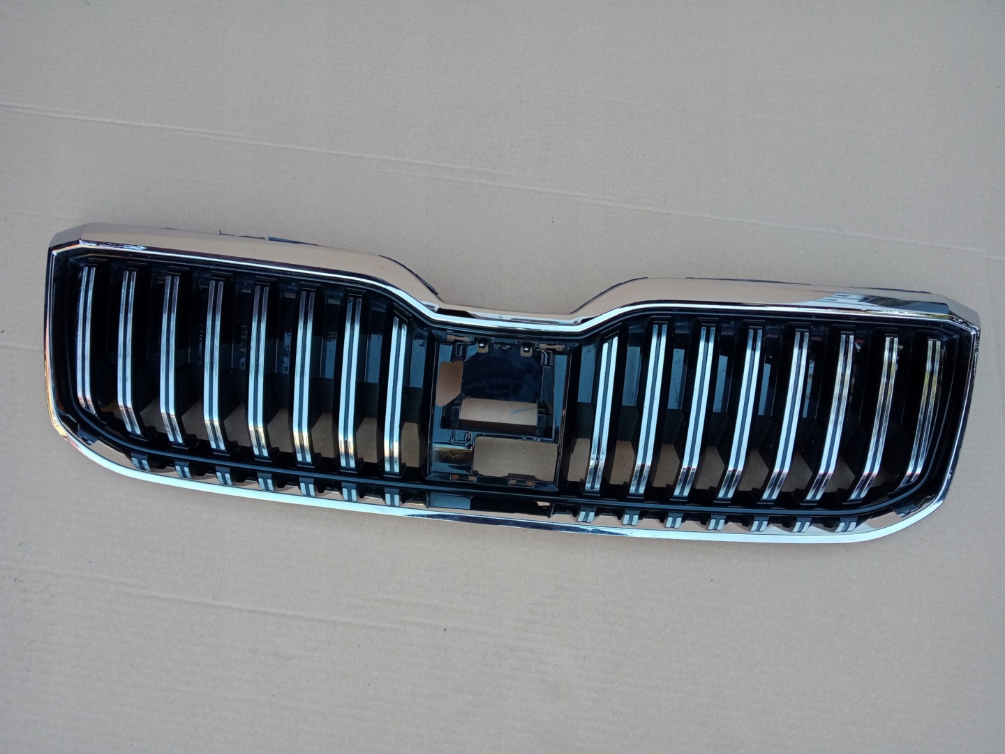 Skoda Superb 3U Kühlergrill FRONTGRILL Kühlergitter 3V0853653G - Thumbnail 1