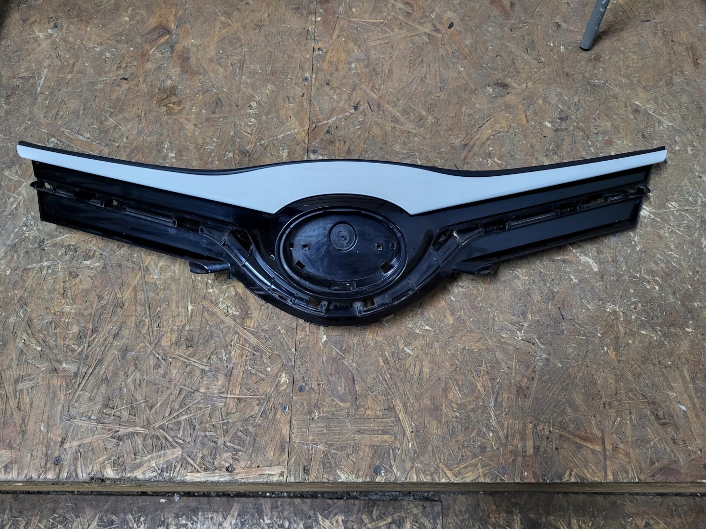 Toyota Yaris I P1 Kühlergrill FRONTGRILL Kühlergitter - Thumbnail 1