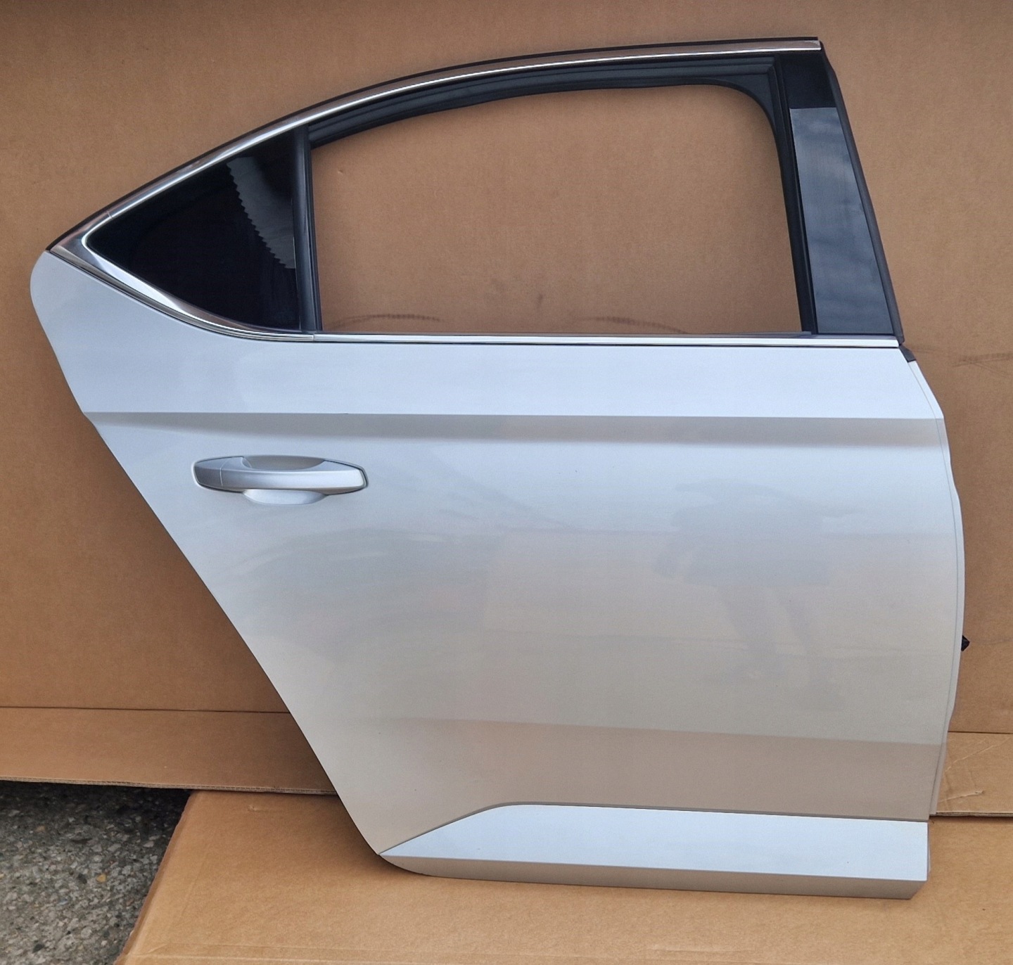 Skoda Superb 3U Tür Hinten Rechts Limousine Door 3V5833812L - Thumbnail 1
