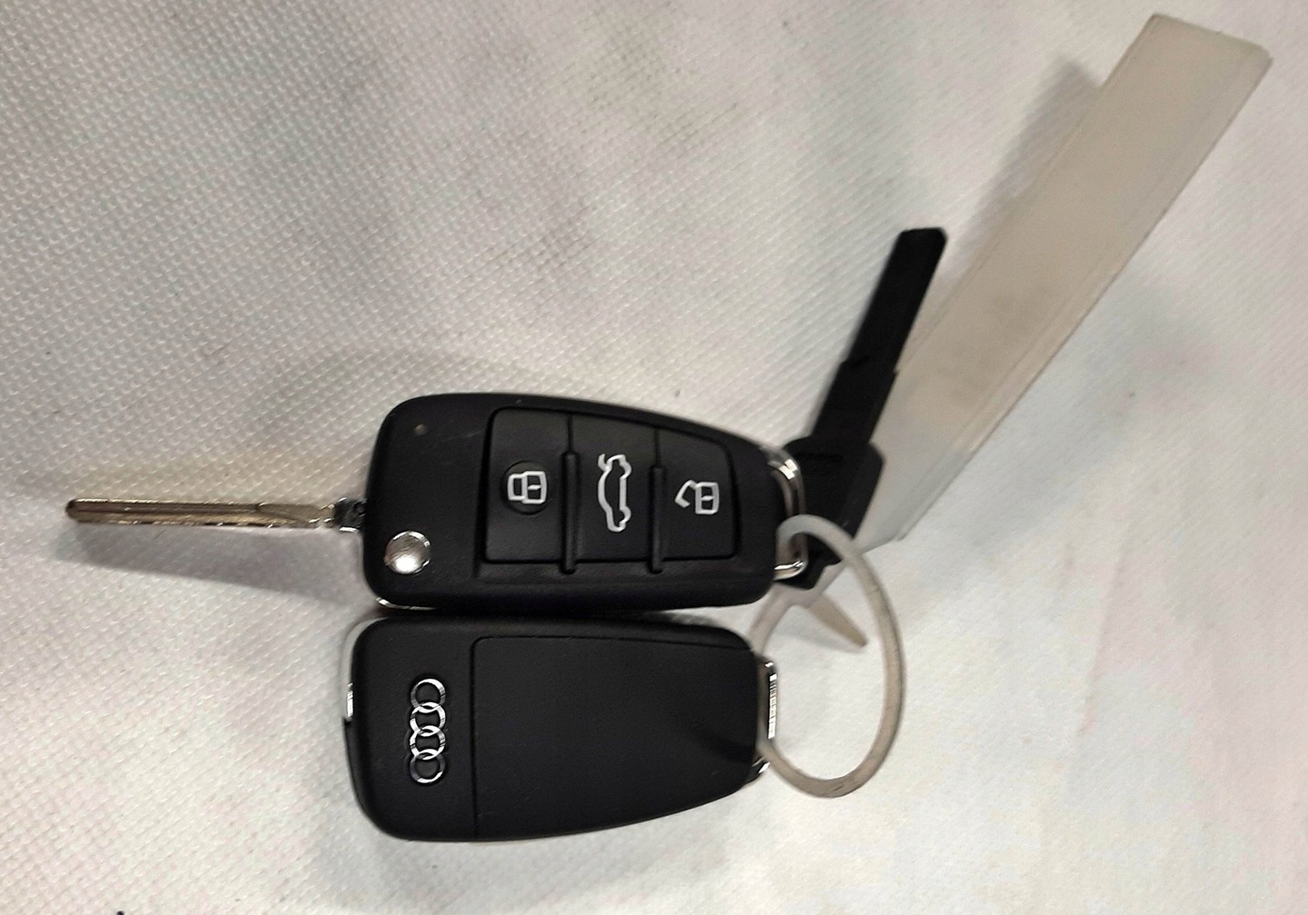 Ключ. Смарт ключ ауди ку8. Ключ ауди q5 2021. Ключ ауди а3. Audi q5 ключ зажигания.