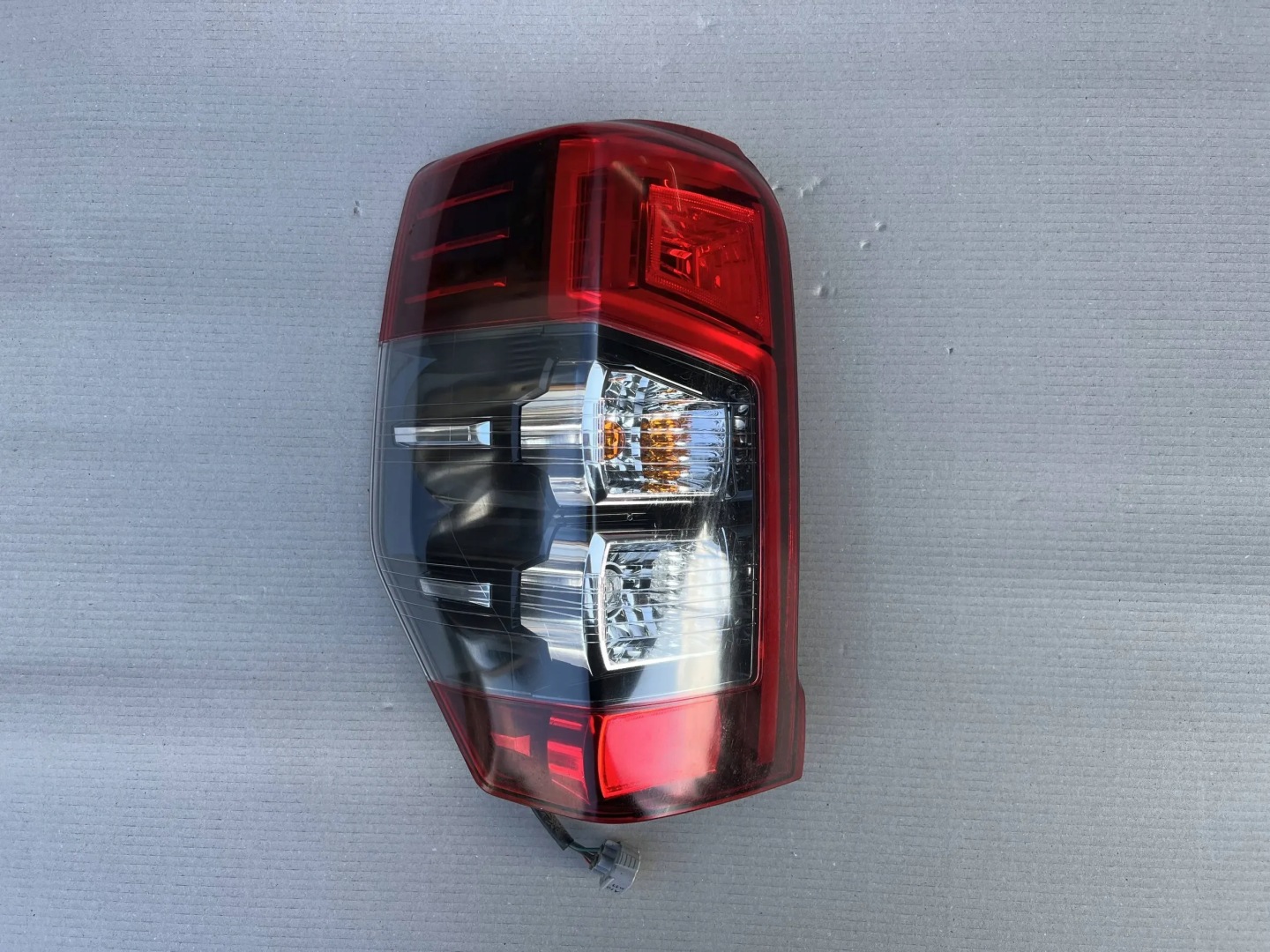 Mitsubishi L200 K60T Rückleuchte 8330B215 Rearlamp - Thumbnail 1
