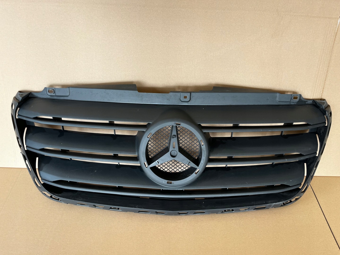 Mercedes-Benz Sprinter W910 Kühlergrill FRONTGRILL Kühlergitter A9108852800 - Thumbnail 1