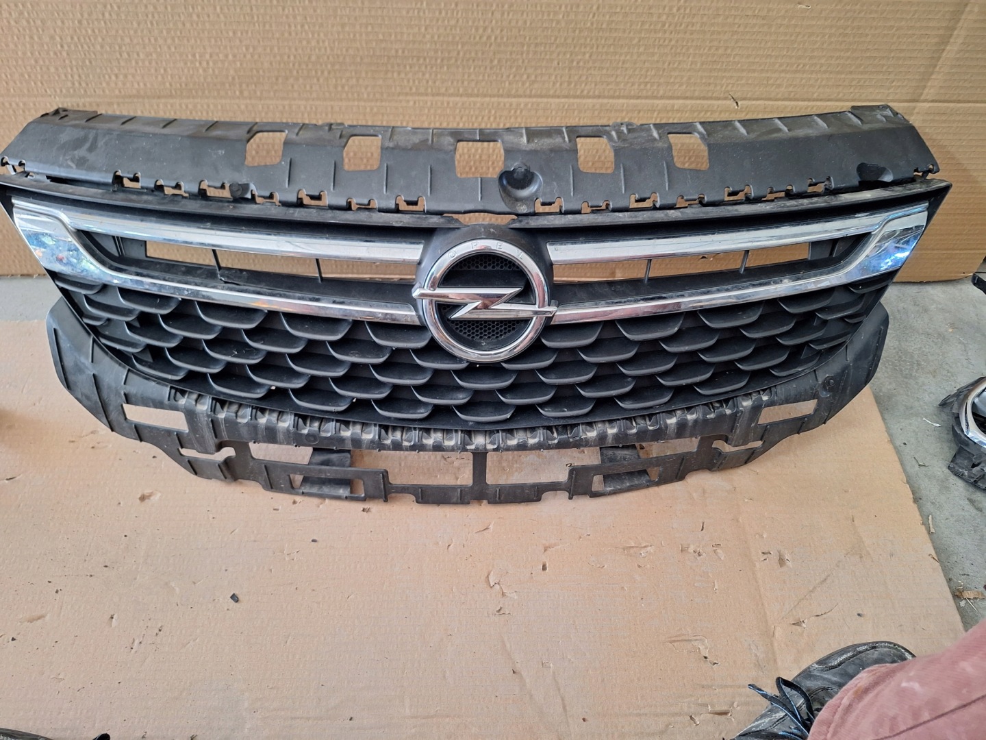 Opel Astra Kühlergrill FRONTGRILL Kühlergitter 13499384 - Thumbnail 1