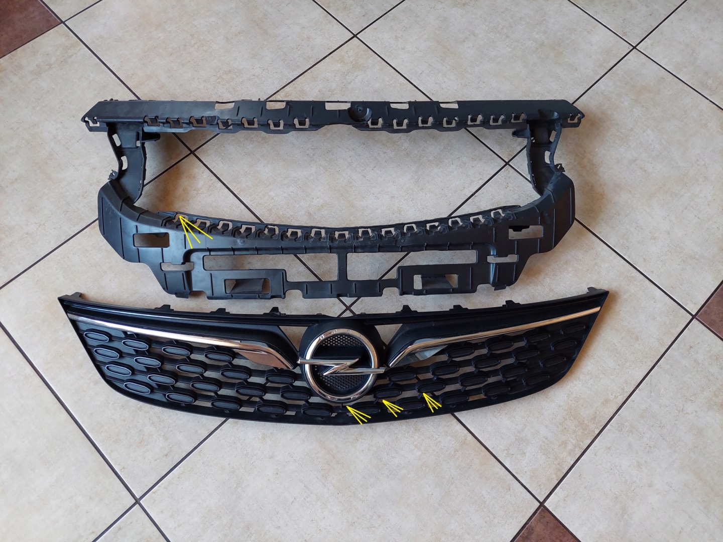 Opel Astra Kühlergrill FRONTGRILL Kühlergitter 39130501 - Thumbnail 1