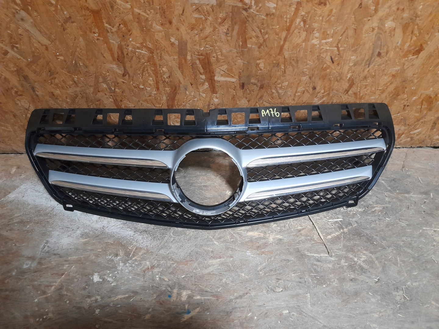 Mercedes-Benz A-Klasse W176 Kühlergrill FRONTGRILL Kühlergitter A1768880260 - Image 1