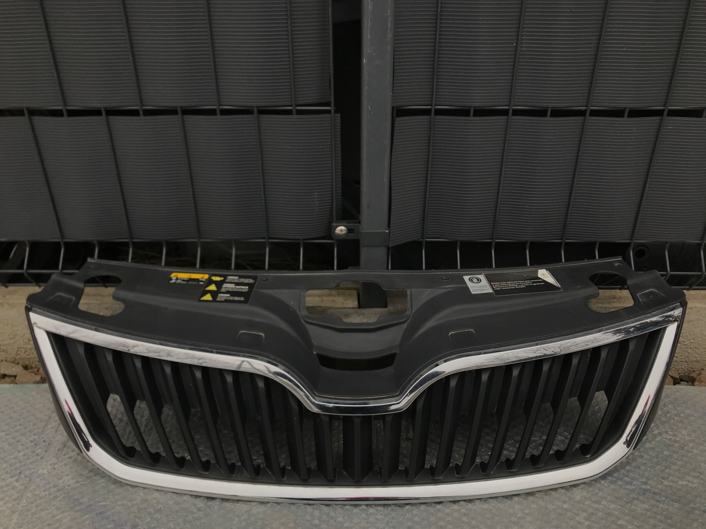 Skoda Rapid Roomster 5J Kühlergrill FRONTGRILL Kühlergitter - Thumbnail 1