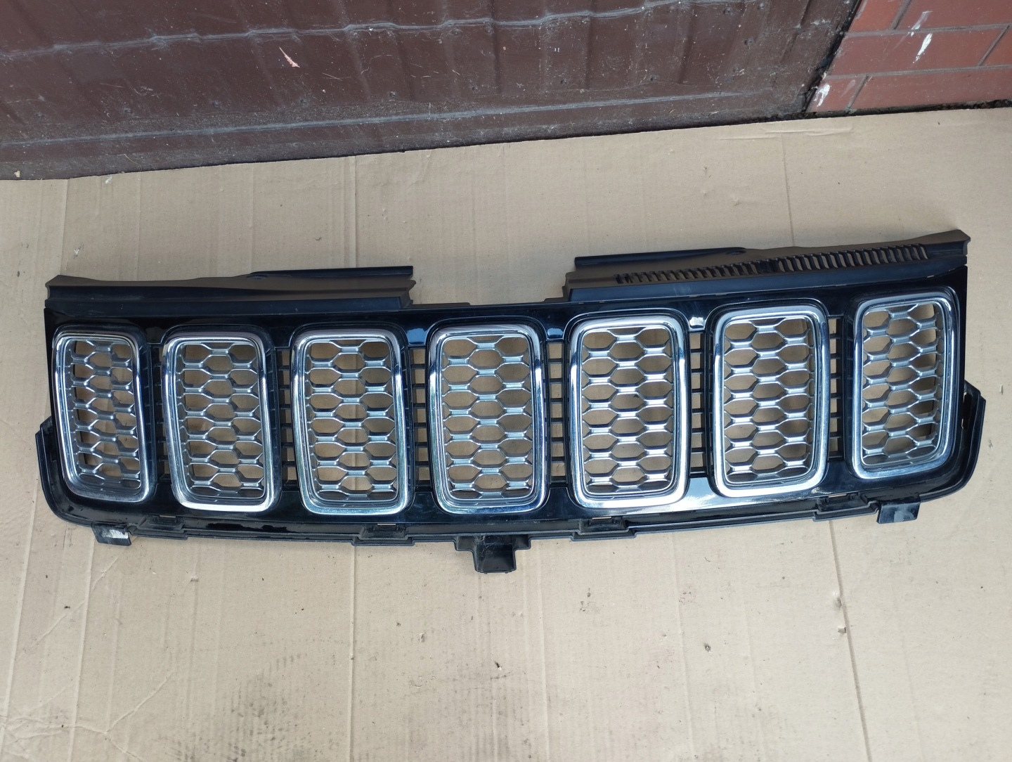 Jeep Cherokee J Kühlergrill FRONTGRILL Kühlergitter 0216825841 - Thumbnail 1