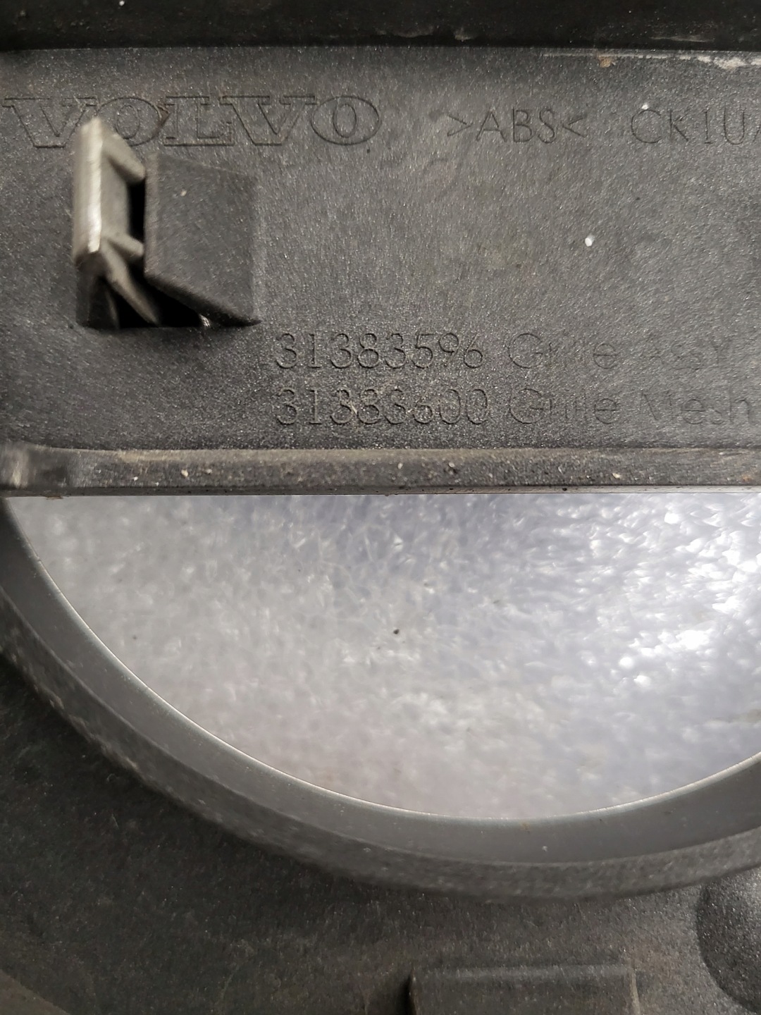 Volvo S70/V70/XC70 V70 Kühlergrill FRONTGRILL Kühlergitter 31383600 - Thumbnail 9