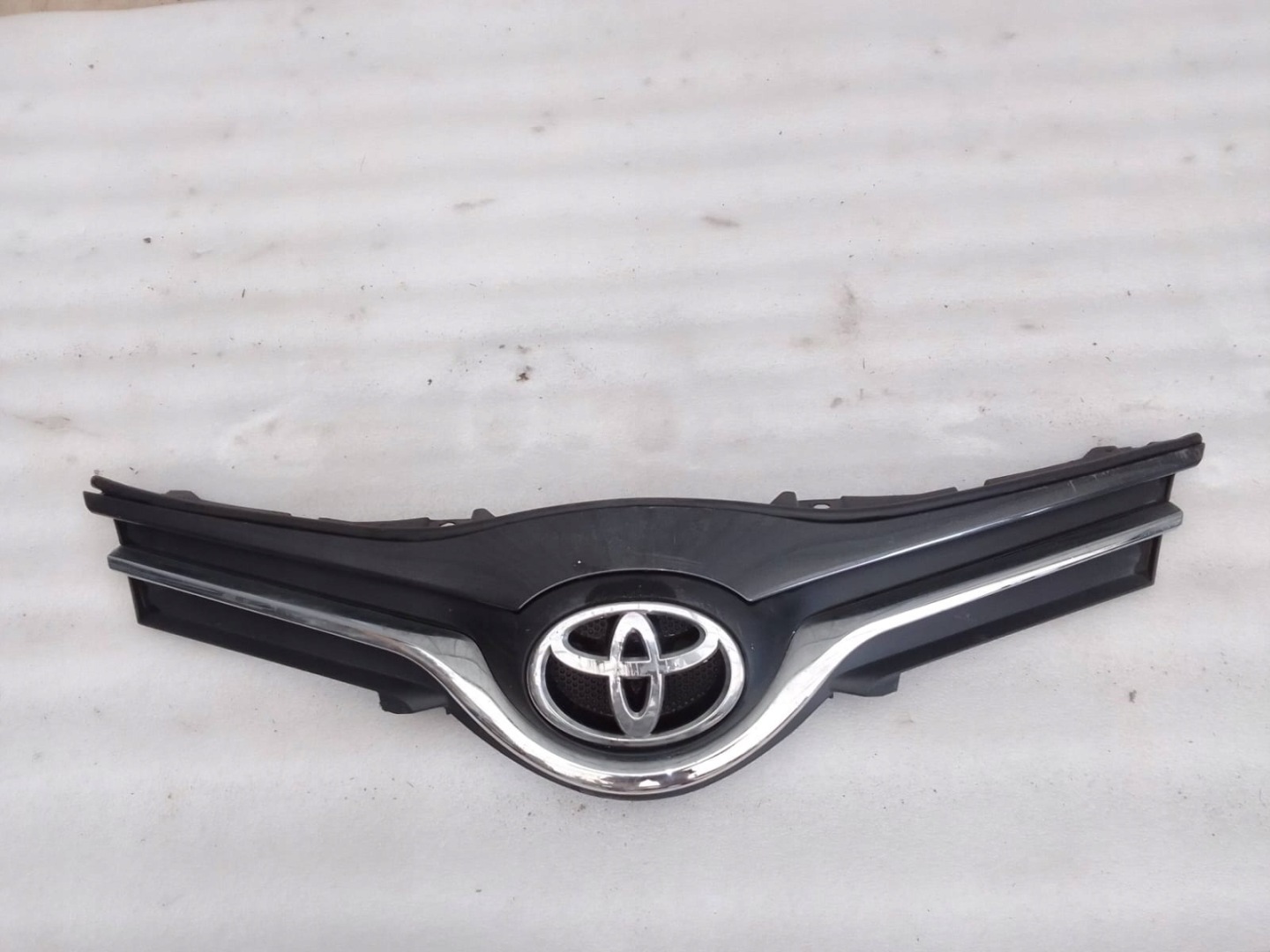 Toyota Yaris I P1 Kühlergrill FRONTGRILL Kühlergitter - Thumbnail 1