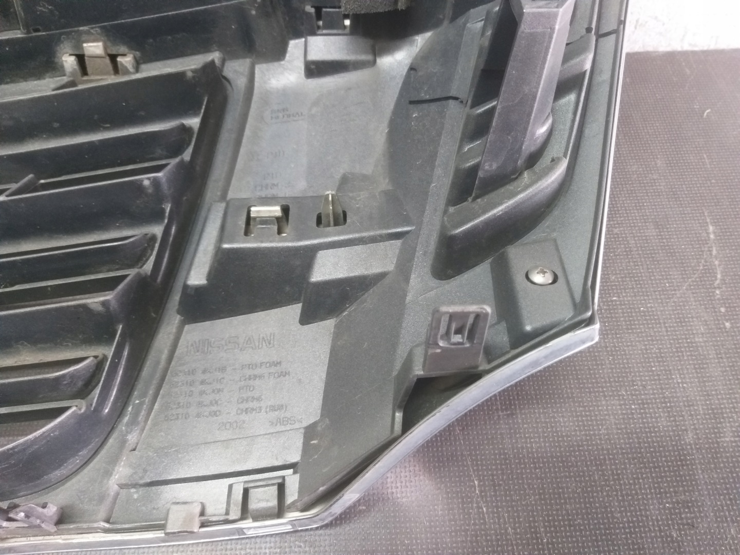 Nissan NP300 D22 Kühlergrill FRONTGRILL Kühlergitter 623104KJ0C - Thumbnail 7