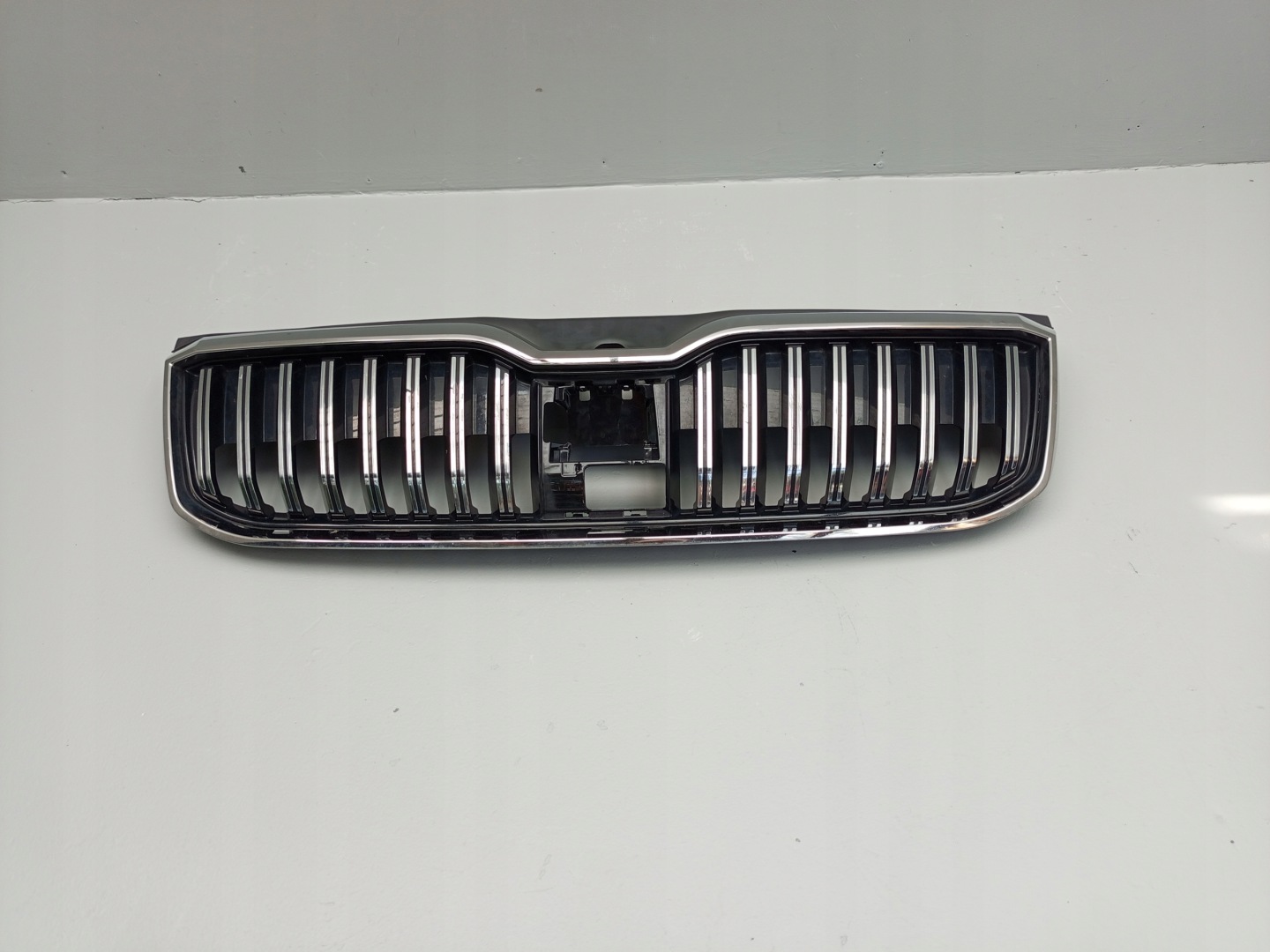 Skoda Superb 3U Kühlergrill FRONTGRILL Kühlergitter 3V0853653G - Thumbnail 9
