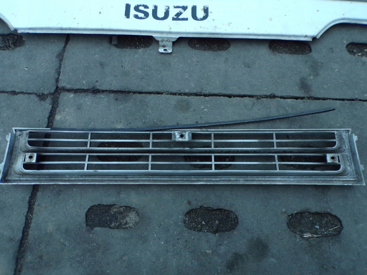 Isuzu Midi Kühlergrill FRONTGRILL Kühlergitter - Thumbnail 10