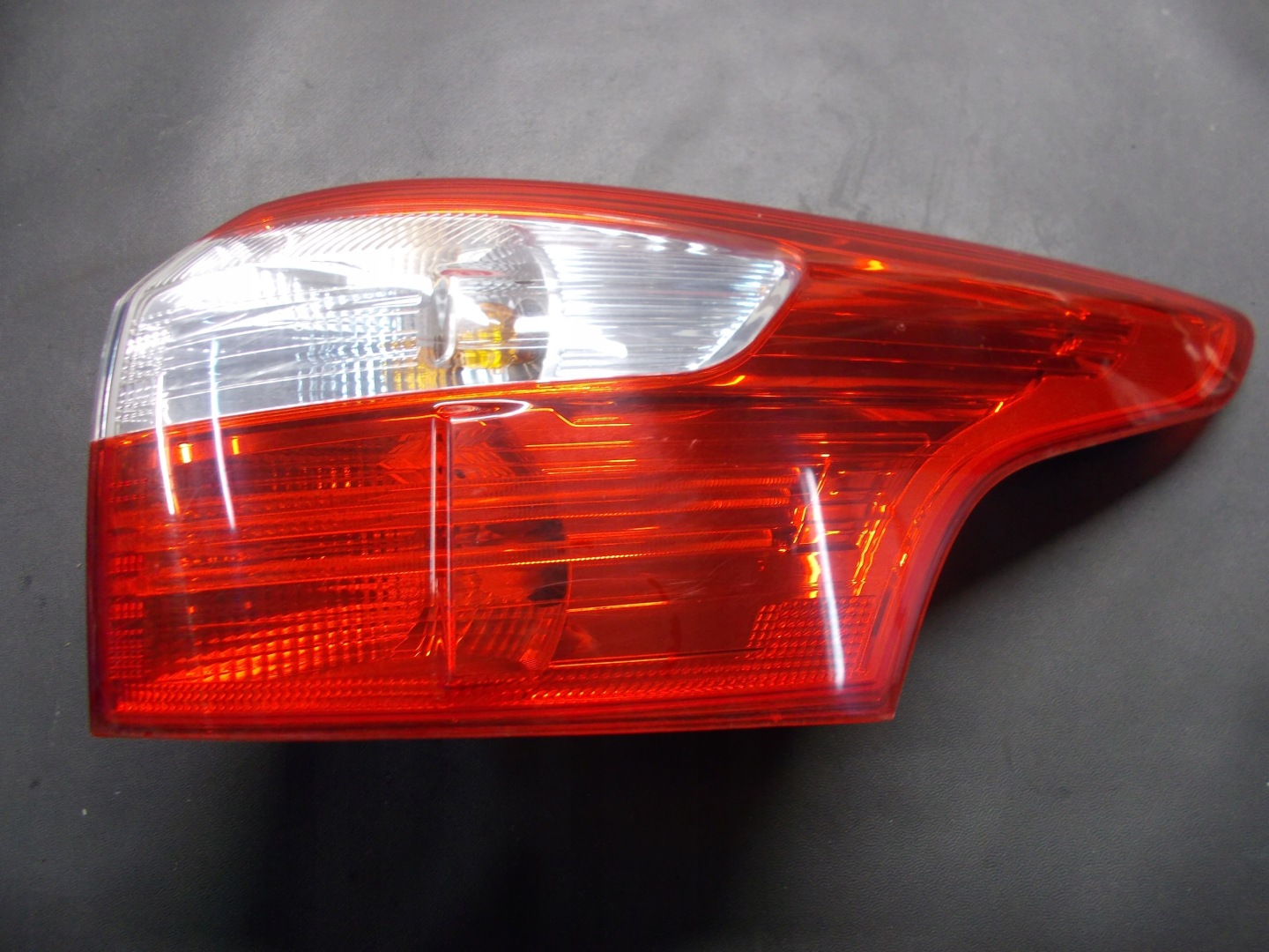 Ford Focus III Mk3 Rückleuchte BM5113404HE Rearlamp - Thumbnail 1