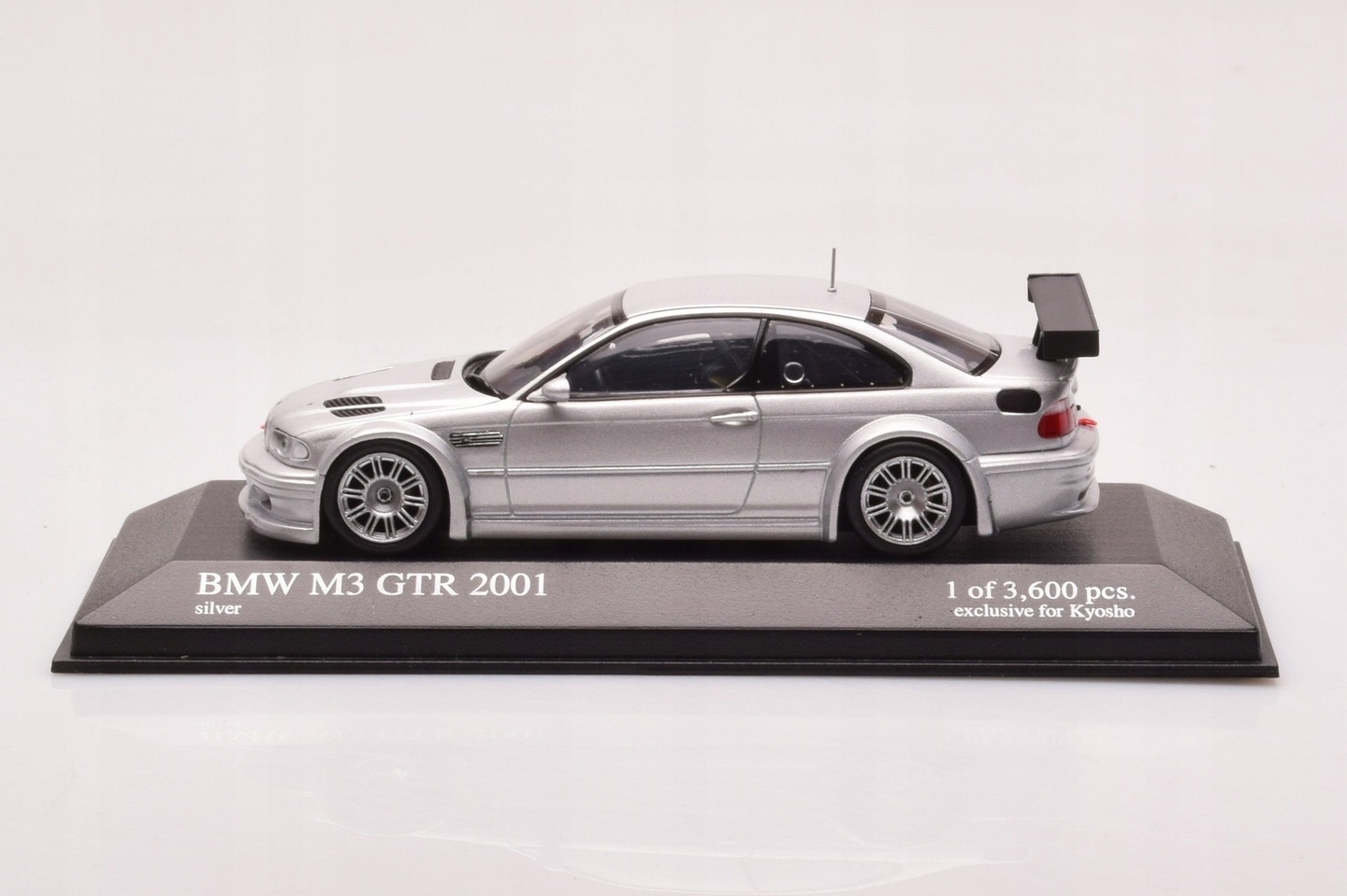 ミニカー MINICHAMPS BMW M3 GTR 'Street' 2001 6bb6d134425b8af7a027dbaea256