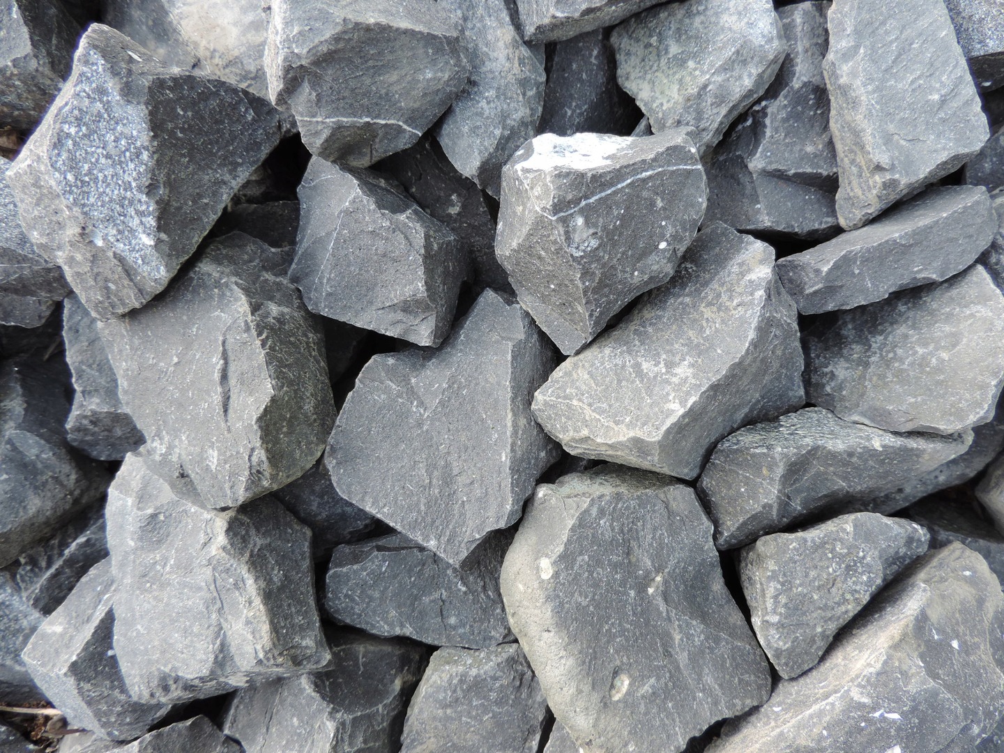 Базальт это минерал. Базальт камень. Черный базальт камень. Базальт порода. Базальт вулканические горные.