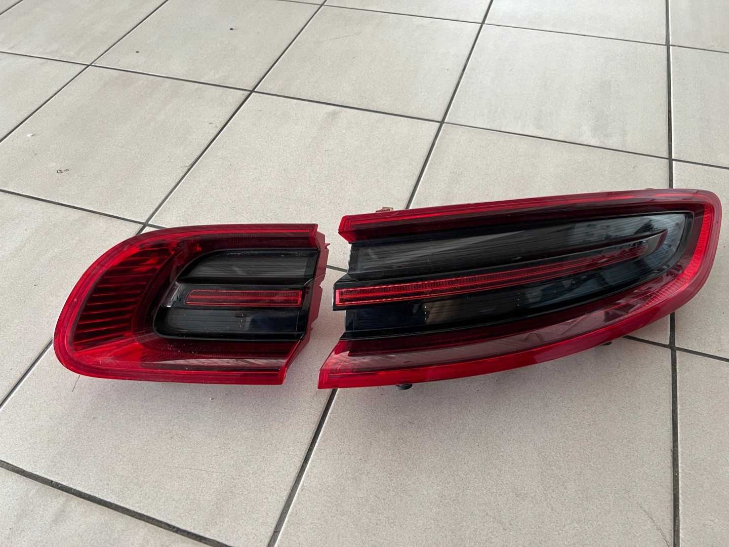 Porsche Macan XAB Rückleuchte 95B945096E Rearlamp - Thumbnail 1