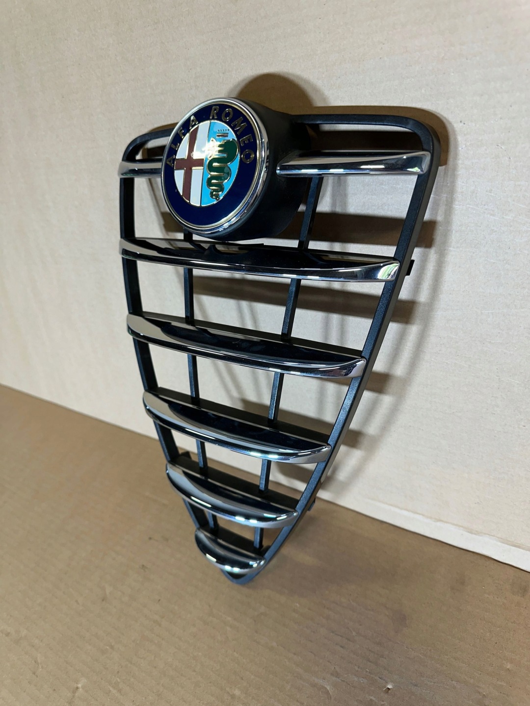 Alfa Romeo MiTo Typ 955 Kühlergrill FRONTGRILL Kühlergitter 156100201 - Thumbnail 3