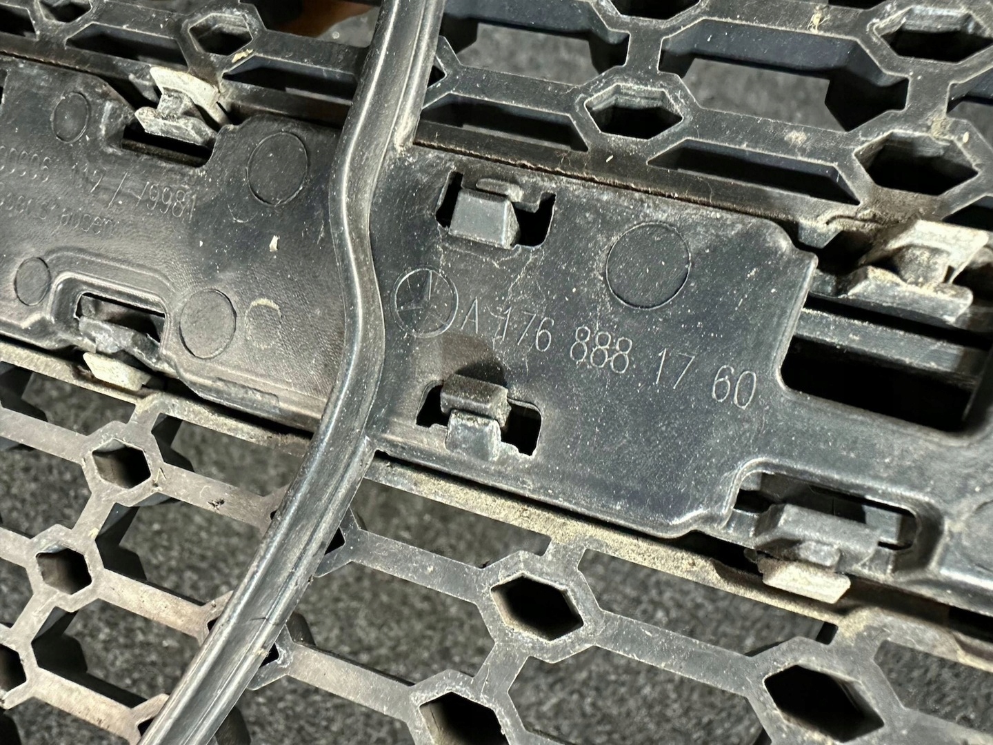 Mercedes-Benz A-Klasse W176 Kühlergrill FRONTGRILL Kühlergitter A1768881760 - Thumbnail 7