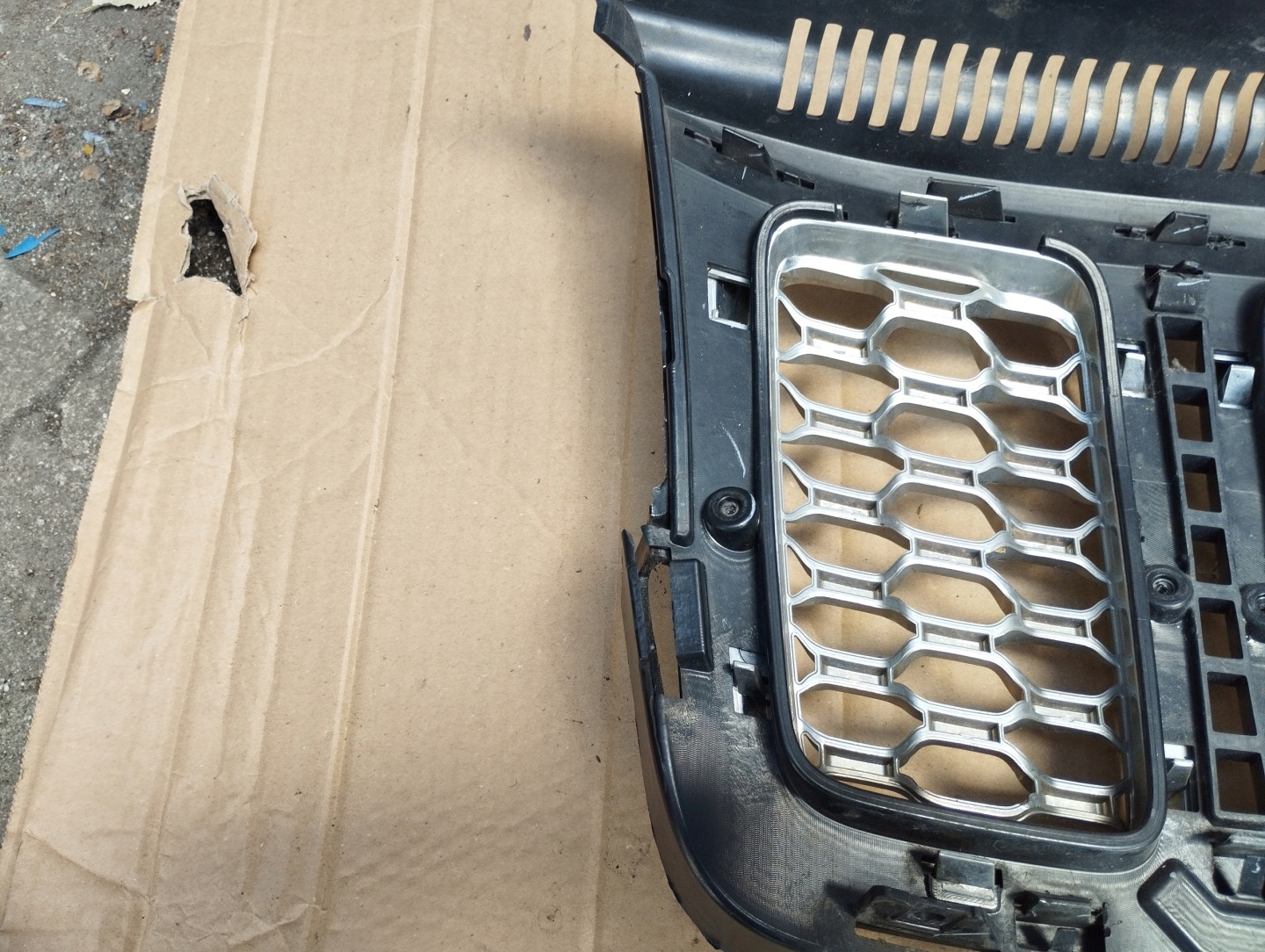 Jeep Cherokee J Kühlergrill FRONTGRILL Kühlergitter 0216825841 - Thumbnail 7