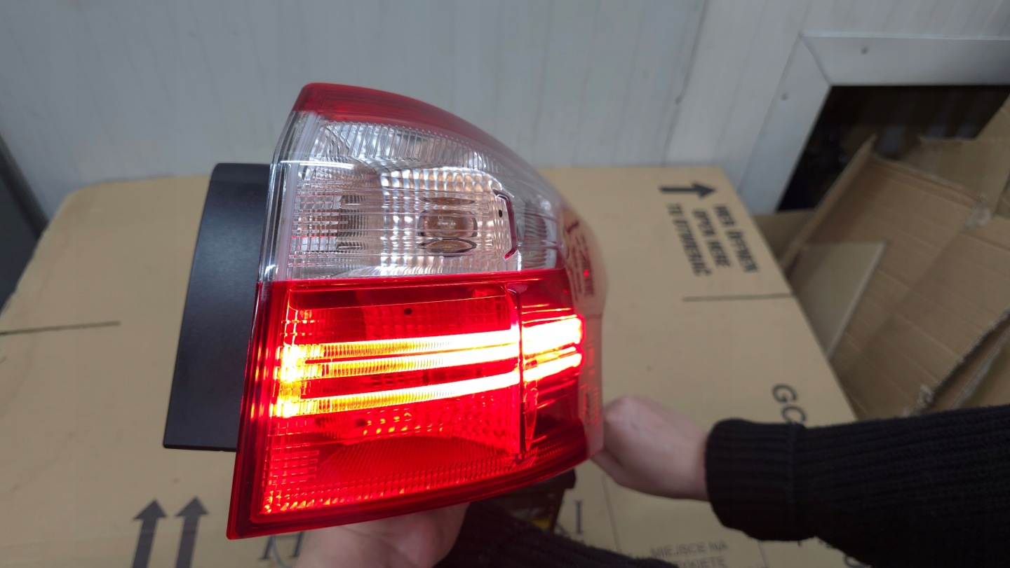 Ford Focus III Mk3 Rückleuchte BM5113404HF Rearlamp - Thumbnail 1