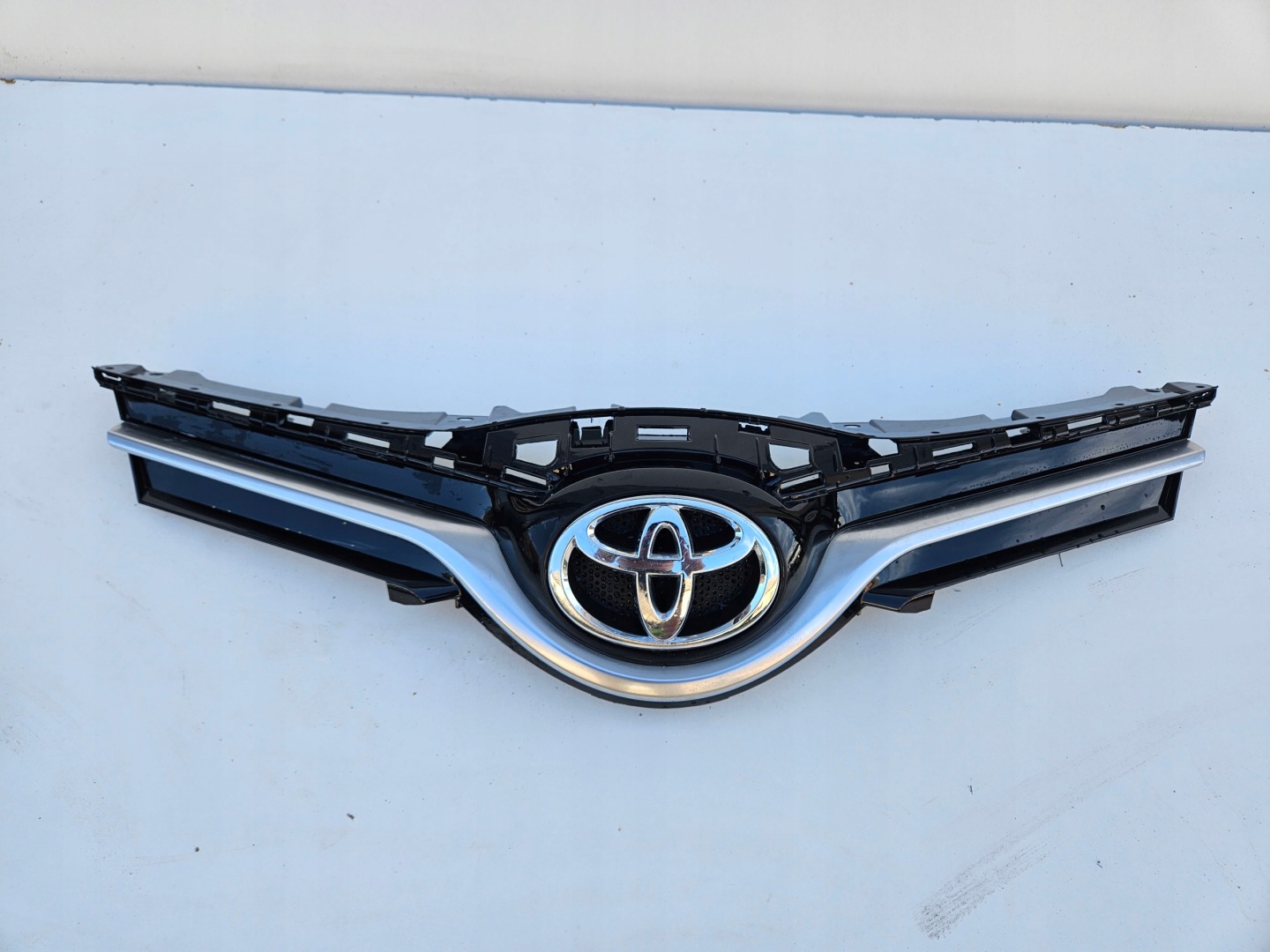 Toyota Yaris I P1 Kühlergrill FRONTGRILL Kühlergitter 531010D650W - Thumbnail 1