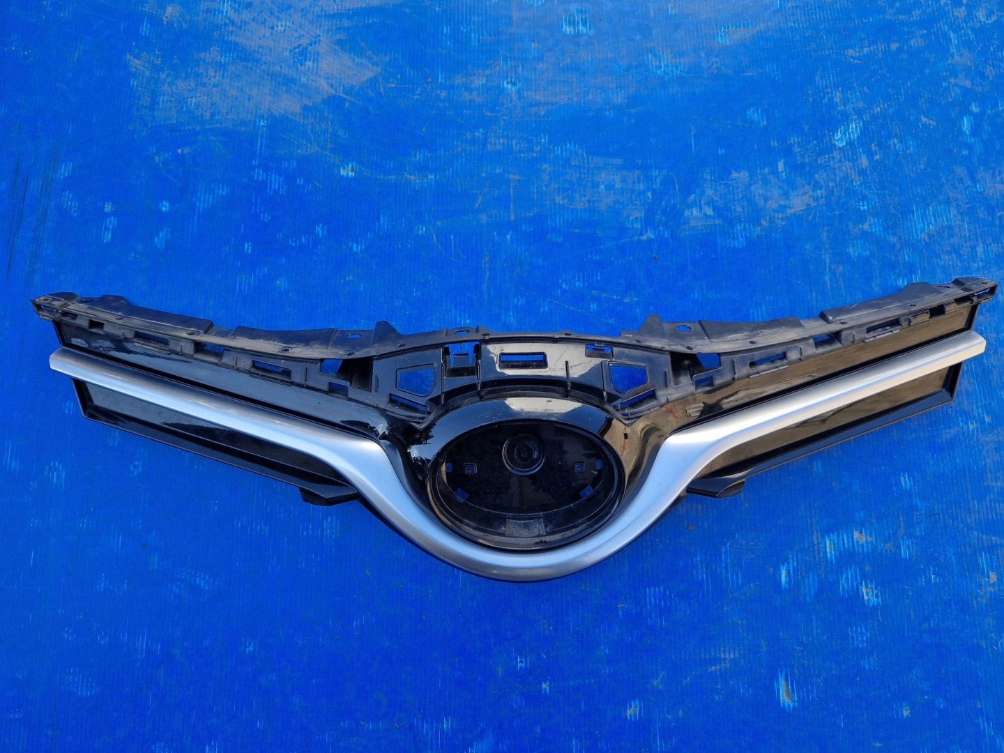 Toyota Yaris I P1 Kühlergrill FRONTGRILL Kühlergitter 531010D650 - Thumbnail 1