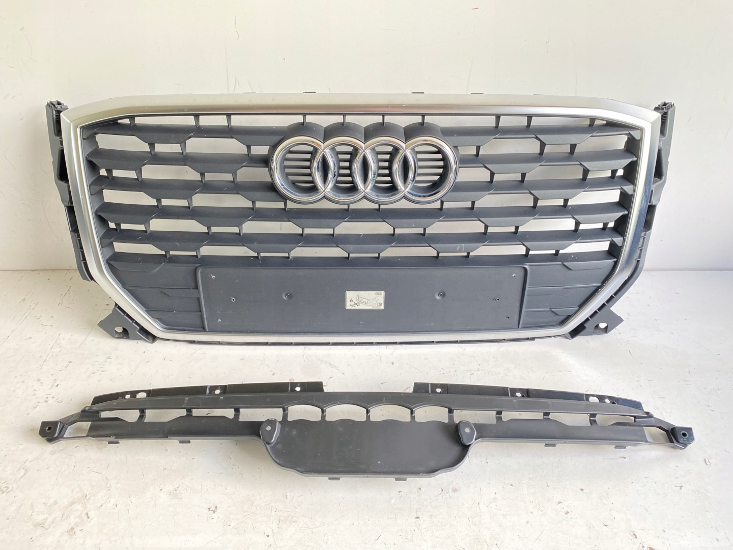 Audi Q2 Kühlergrill FRONTGRILL Kühlergitter 81A853651AT - Thumbnail 1