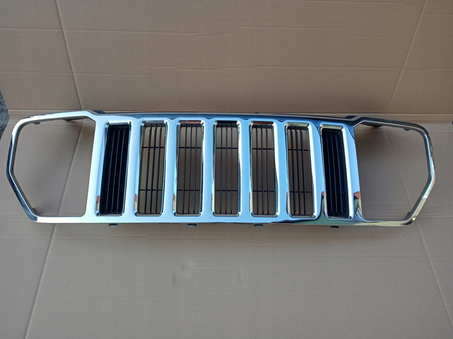 Jeep Cherokee KK Kühlergrill FRONTGRILL Kühlergitter 55157218AB - Thumbnail 1