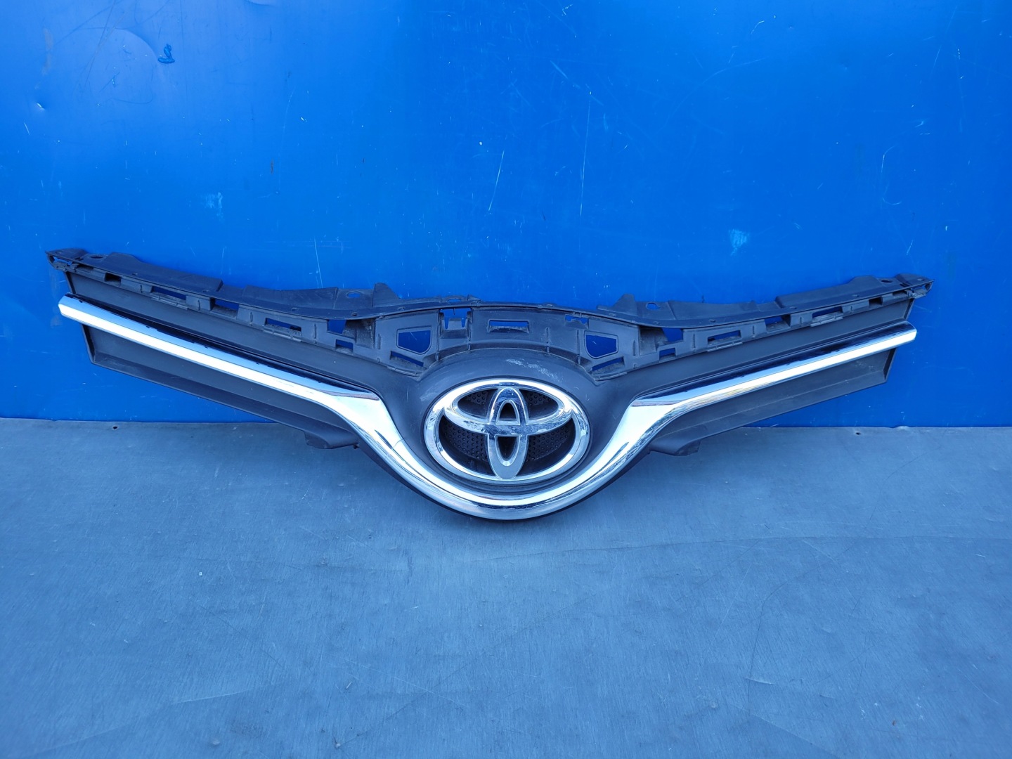 Toyota Yaris I P1 Kühlergrill FRONTGRILL Kühlergitter 531010D660 - Thumbnail 1